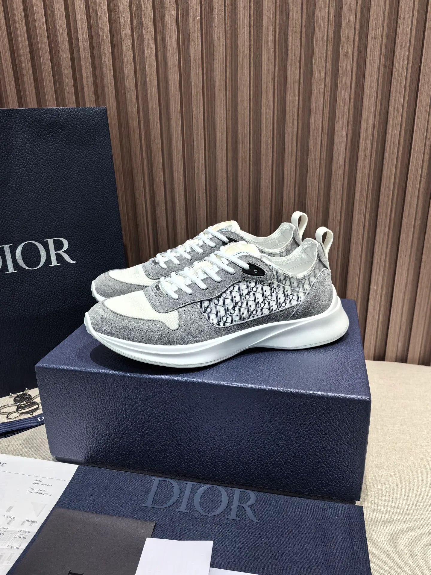 Factory price: 440💰 🔍Top purchasing agent🇮🇹 Dior's super-popular sports shoes, popular for street men, are synchronized with the new product counters. The uppers are made of Italian original imported cowhide and matched with D's customized fabrics. It is a must-have for fashionistas. The complex craftsmanship is perfectly reproduced. Imported soft cowhide foot pads, soles: original soles specially provided by the original factory, exclusive movable molded soles are super comfortable, original factory follow-up goods, 🔍🔍high quality, you can enter and exit the counter at will, welcome to compare, code number 38-45 (46 can be customized and cannot be returned or exchanged)